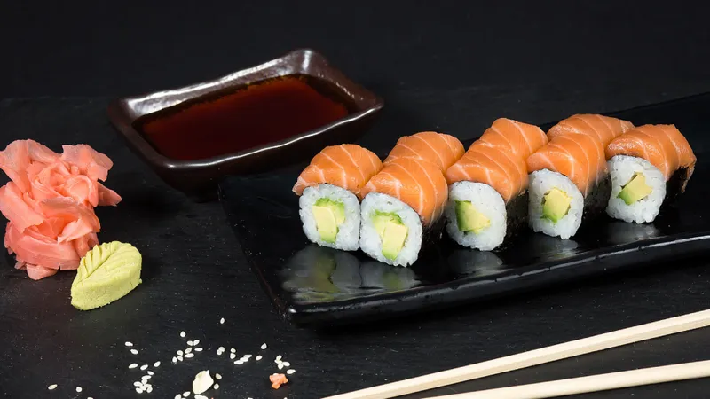37-SAKE AVOKADO MAKI (8 pc.)