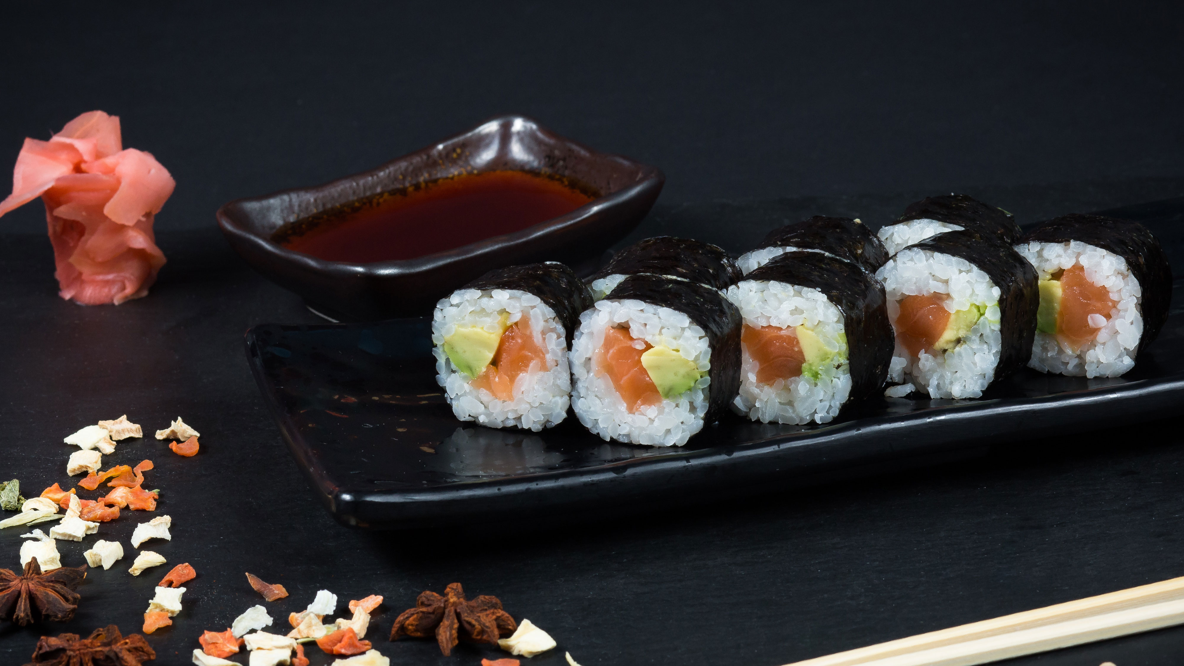 89-FUTO SAKE/AVOKADO MAKI (8 gab.)