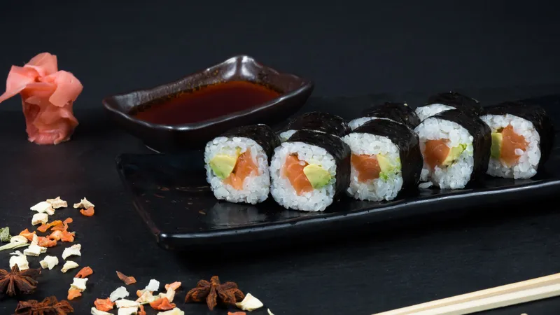 89-FUTO SAKE/AVOKADO MAKI (16 gab.)
